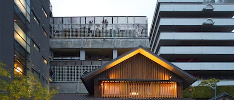 Façade de l’hébergement - soirée/nuit