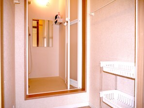 Suite with Balcony | Bathroom | Free toiletries, hair dryer - Guesthouse Osaka Tengachaya Station front hall (Osaka)