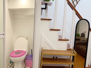 Signature Loft | Bathroom | Shower, free toiletries, hair dryer, slippers