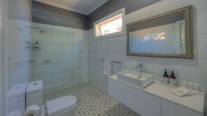 Dusche, Haartrockner, Handtücher, Seife