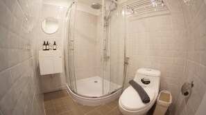 Classic-Villa, Mehrere Betten, Nichtraucher | Badezimmer | Hausschuhe, Handtücher