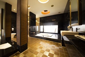 Quarto casal romântico, para não fumantes | Banheiro | Banheira e chuveiro separados, banheira de hidromassagem
