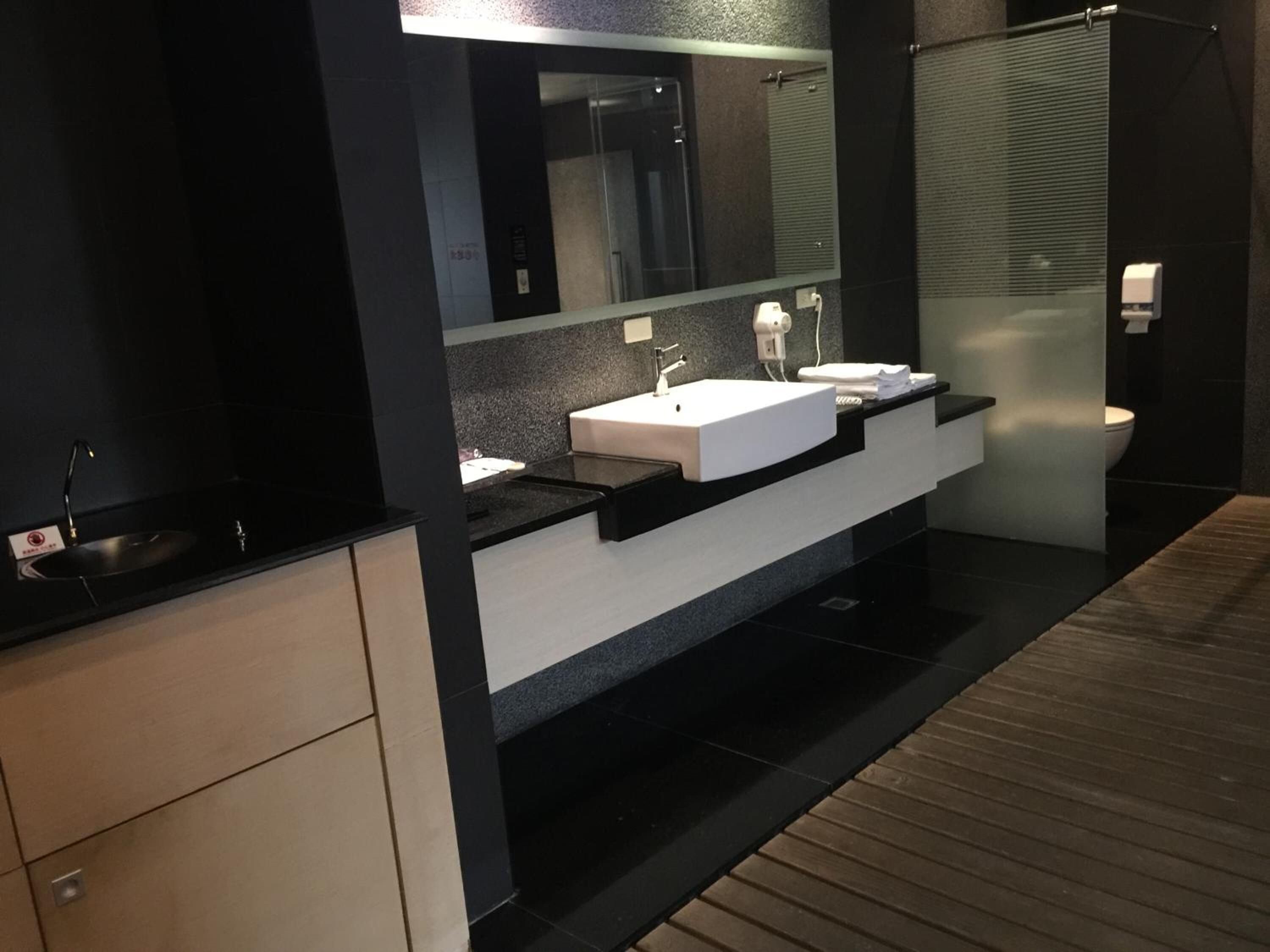 separate bathtub and shower, jetted bath, hydromassage showerhead