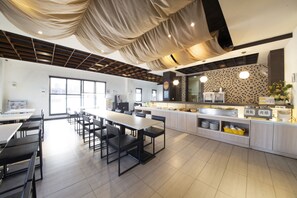 Petit déjeuner servi tous les jours en supplément