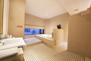 ロマンティック ダブルルーム 禁煙 | バスルーム | 個別の浴槽とシャワー、ジェットバス、水圧マッサージシャワー、バスアメニティ (無料)