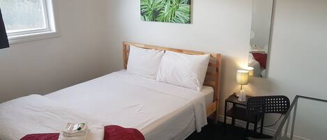 2 soverom, dundyner, memory foam-senger og individuelt dekorert