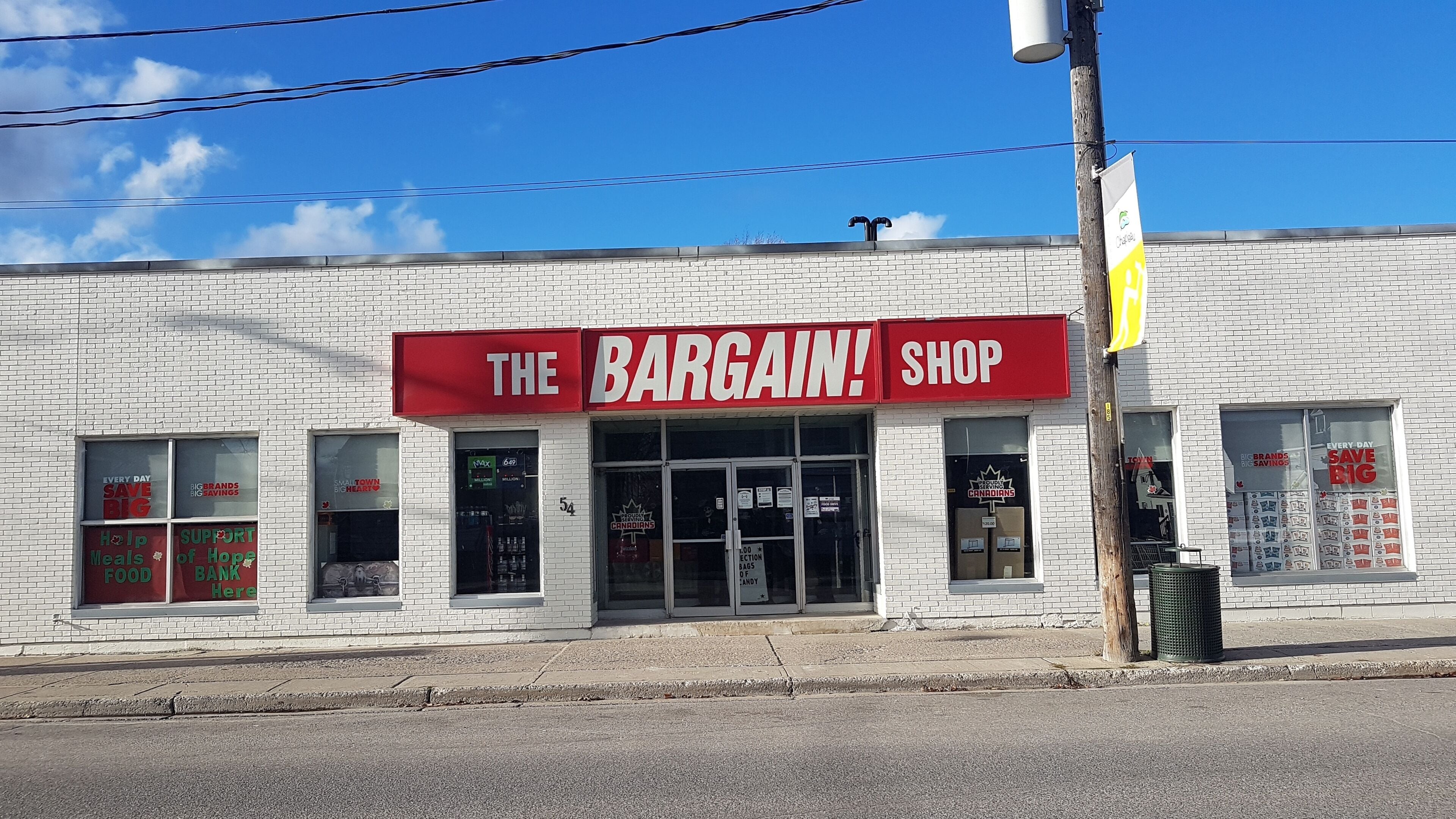 Una botiga amb un rètol vermell que diu "THE BARGAIN SHOP".
