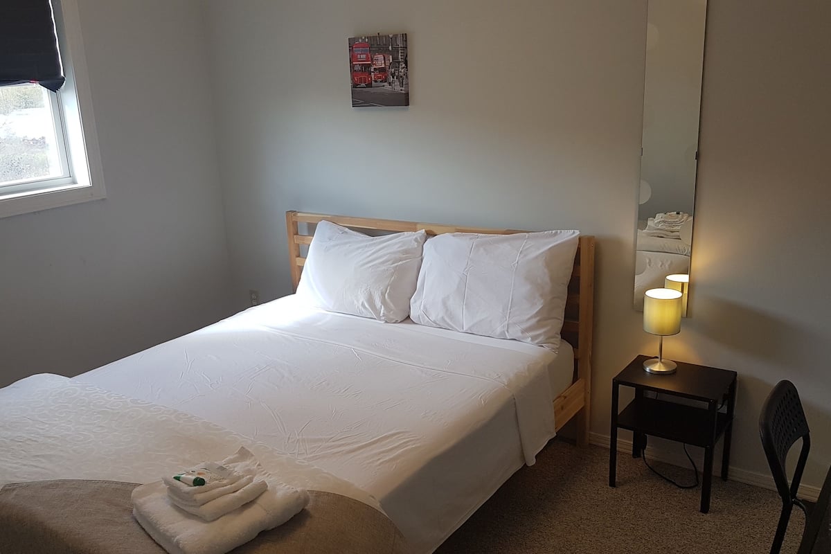Business-Suite, 1 Queen-Bett, Nichtraucher, Stadtblick | 2 Schlafzimmer, Daunenbettdecken, Betten mit Memory-Foam-Matratzen