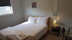 Business suite, 1 queensize bed, niet-roken, uitzicht op stad | 2 slaapkamers, donzen dekbedden, bedden met traagschuimmatras