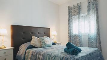 3 Schlafzimmer, Schreibtisch, Bügeleisen/Bügelbrett, Reisekinderbett