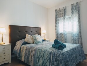 3 Schlafzimmer, Schreibtisch, Bügeleisen/Bügelbrett, Reisekinderbett