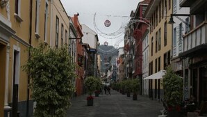 A narrow street lined with buildings, some with balconies and others with ground-level shops. - APARTMENT - San Cristóbal de La Laguna (San Cristóbal de La Laguna)