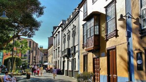 A narrow street lined with historic buildings, some with balconies and large windows. - APARTMENT - San Cristóbal de La Laguna (San Cristóbal de La Laguna)