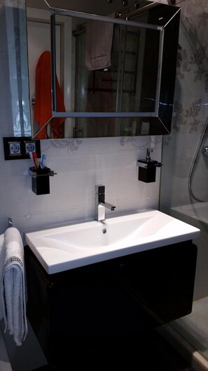 Dusch, hårtork, bidé och handdukar