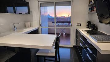 Een koelkast, een magnetron, een oven, een kookplaat