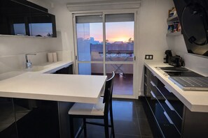 冷蔵庫、電子レンジ、オーブン、コンロ