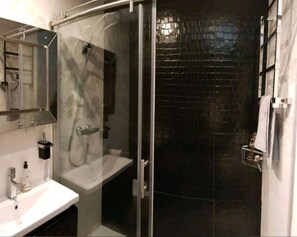 Dusche, Haartrockner, Bidet, Handtücher