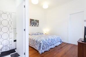 Habitación individual básica, 1 cama individual | Caja fuerte, tabla de planchar con plancha, wifi gratis y ropa de cama