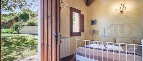 7 bedrooms, travel cot, WiFi, bed sheets