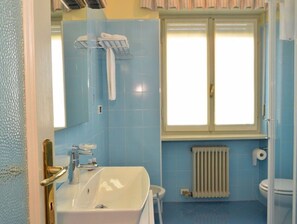 Dusche, Haartrockner, Bidet, Handtücher