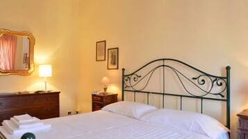 2 Schlafzimmer, BĂŒgeleisen/BĂŒgelbrett, kostenloses WLAN, BettwĂ€sche