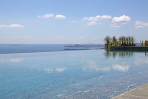 Een infinitypool en een verwarmd zwembad