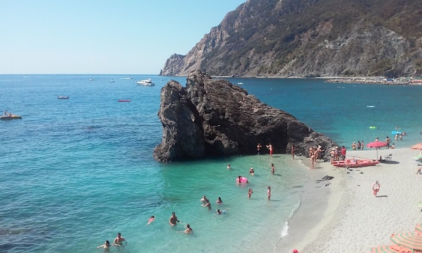 Una spiaggia nelle vicinanze