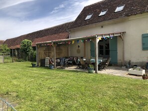 Outdoor dining - Large Gîte in the countryside. Find peace and quiet here. (Fléré-La-Rivière)