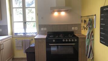Geladeira, micro-ondas, fogĂŁo, cooktop
