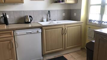 Geladeira, micro-ondas, fogĂŁo, cooktop