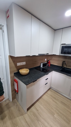 Fridge, microwave, stovetop, dishwasher