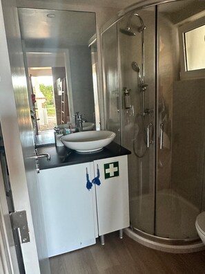 Shower, hair dryer, towels, shampoo - Ap245 (Olhos de Água)
