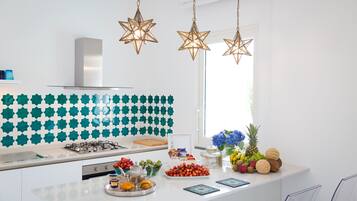 Frigorifero, forno, piano cottura, lavastoviglie