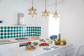 Réfrigérateur, four, plaque de cuisson, lave-vaisselle