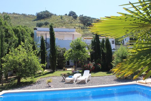 Casa La Nuez B & B, spacious bathrooms, free WiFi, terrace, swimming pool, garden