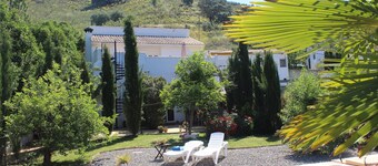 Casa La Nuez B & B, spacious bathrooms, free WiFi, terrace, swimming pool, garden