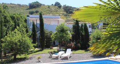 Casa La Nuez B & B, spacious bathrooms, free WiFi, terrace, swimming pool, garden