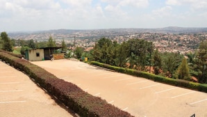 Um parque de estacionamento com vista para o horizonte da cidade.