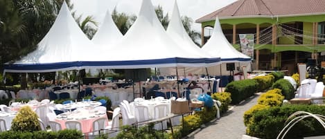 Aperto a colazione, pranzo e cena, cucina locale e internazionale
