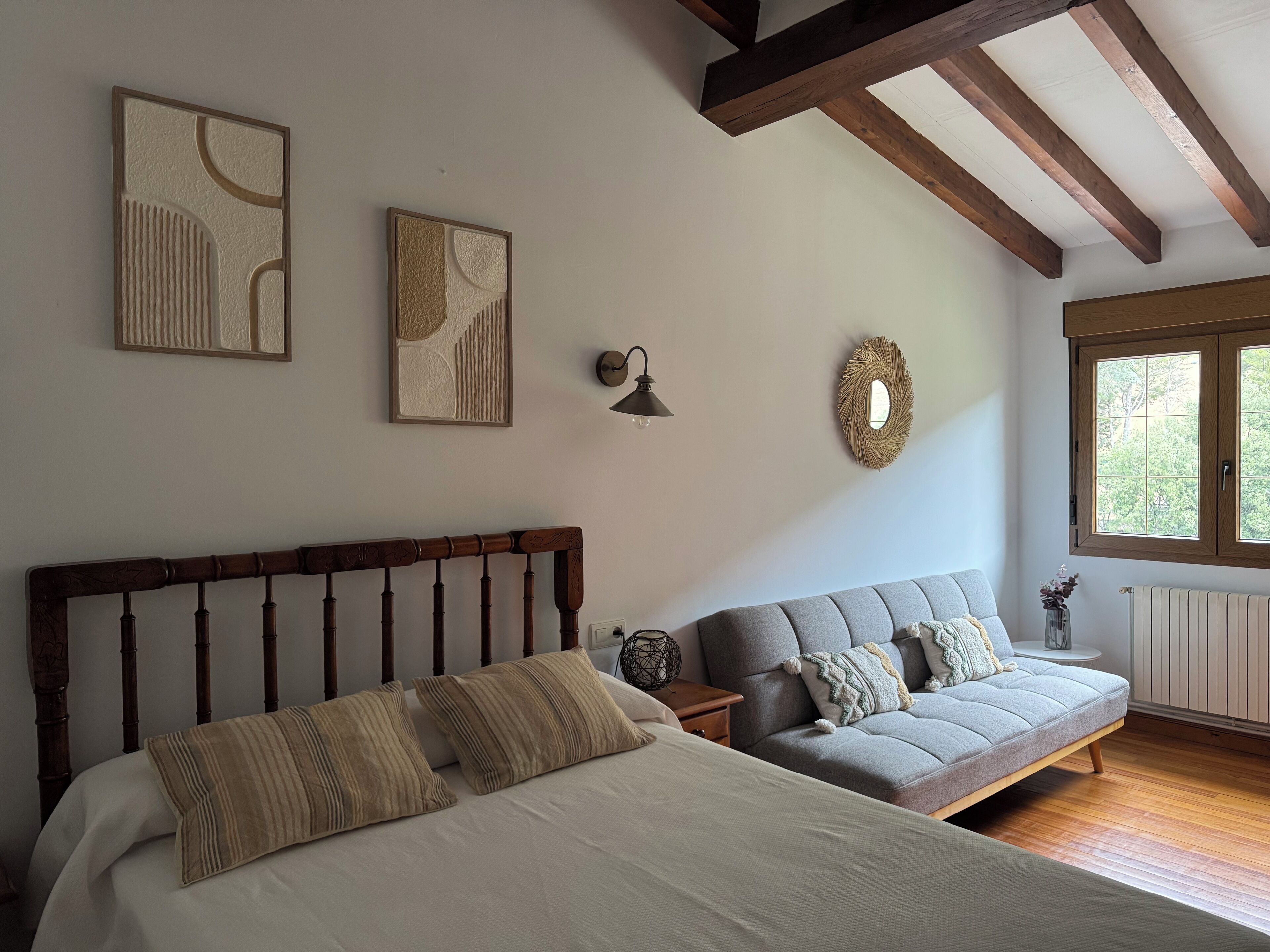 2 間睡房、書桌、熨斗/熨衫板、可攜式嬰兒床