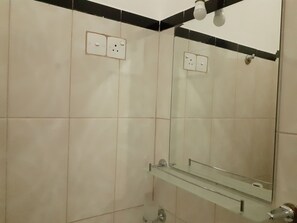 Shower, rainfall showerhead, hair dryer, slippers - Golden Pearl Safari Villa (Udawalawa)