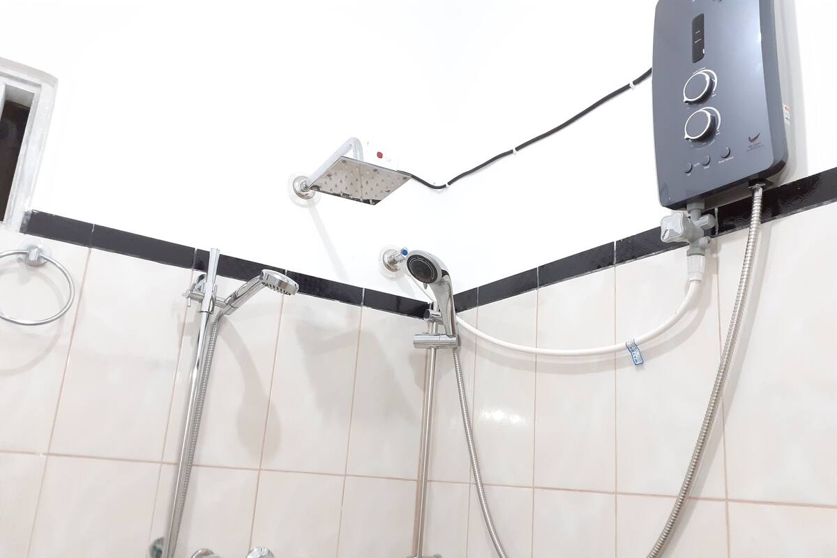 Shower, pancuran hujan, pengering rambut, dan sandal