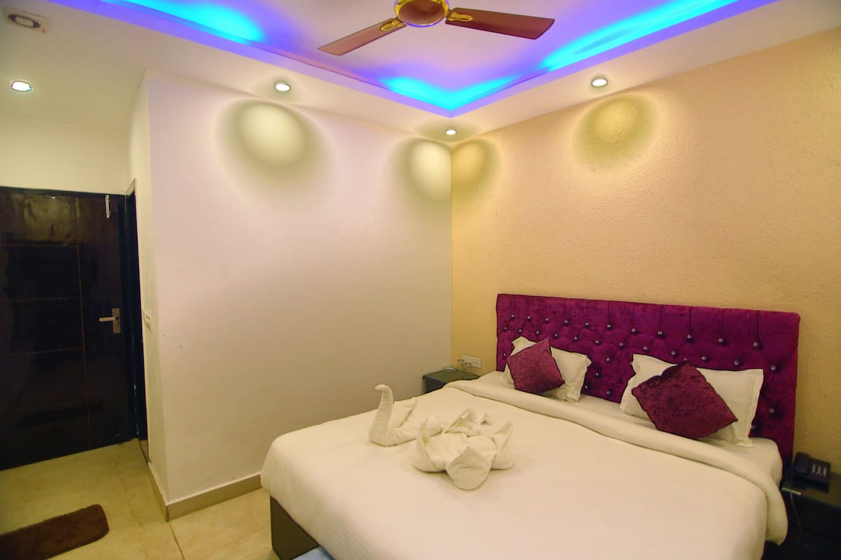 Deluxe Room, 1 Queen Bed, Non Smoking | Rollaway beds (surcharge), WiFi (free)