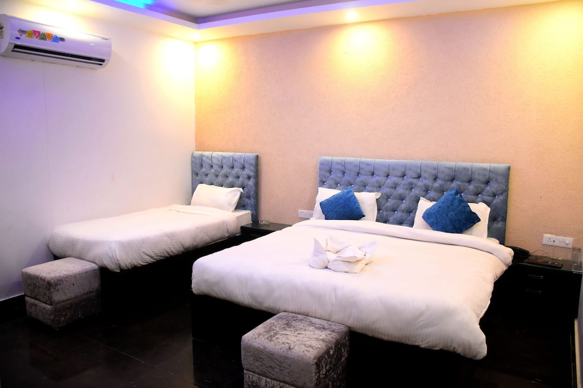 Superior Suite, Multiple Beds, Non Smoking | Rollaway beds (surcharge), WiFi (free)
