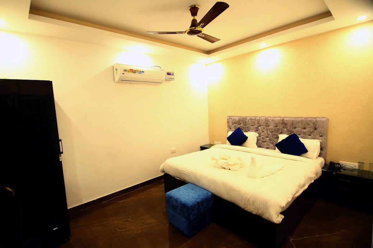 Premium Room, 1 Queen Bed, Non Smoking | Rollaway beds (surcharge), WiFi (free)