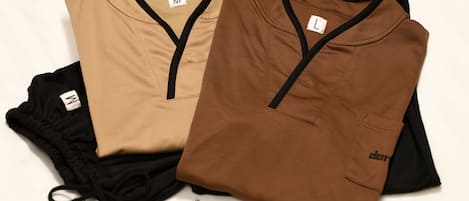 Dos camisas dobladas y un par de pantalones cortos.