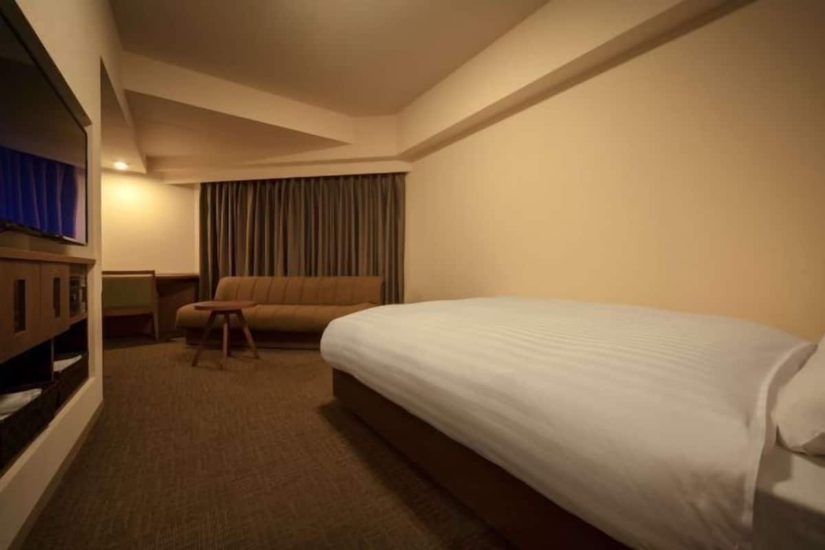 In-room safe, desk, free WiFi, bed sheets
