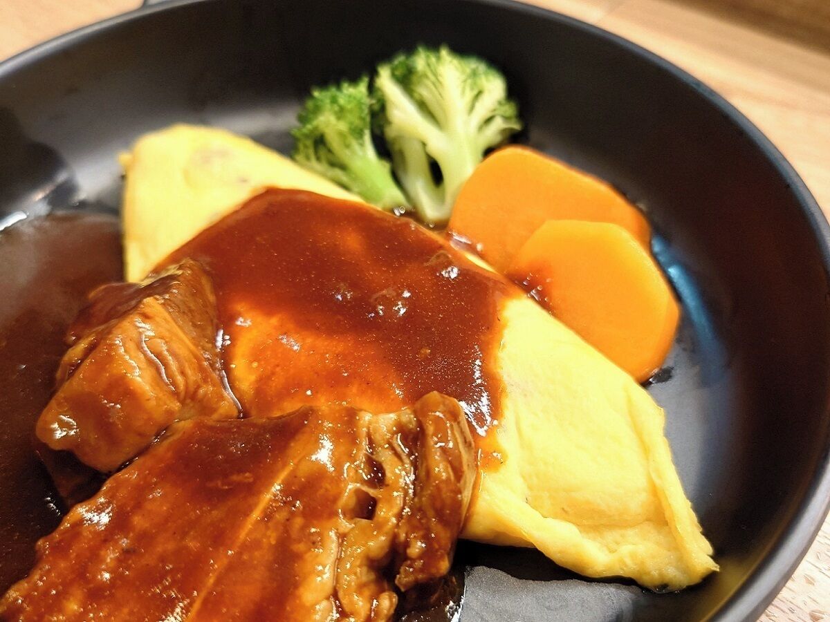 A plate with a meat dish, mashed potatoes, and vegetables.