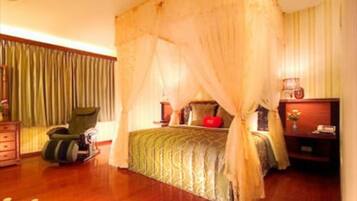 Double Room | Down comforters, soundproofing, WiFi (free), individually decorated