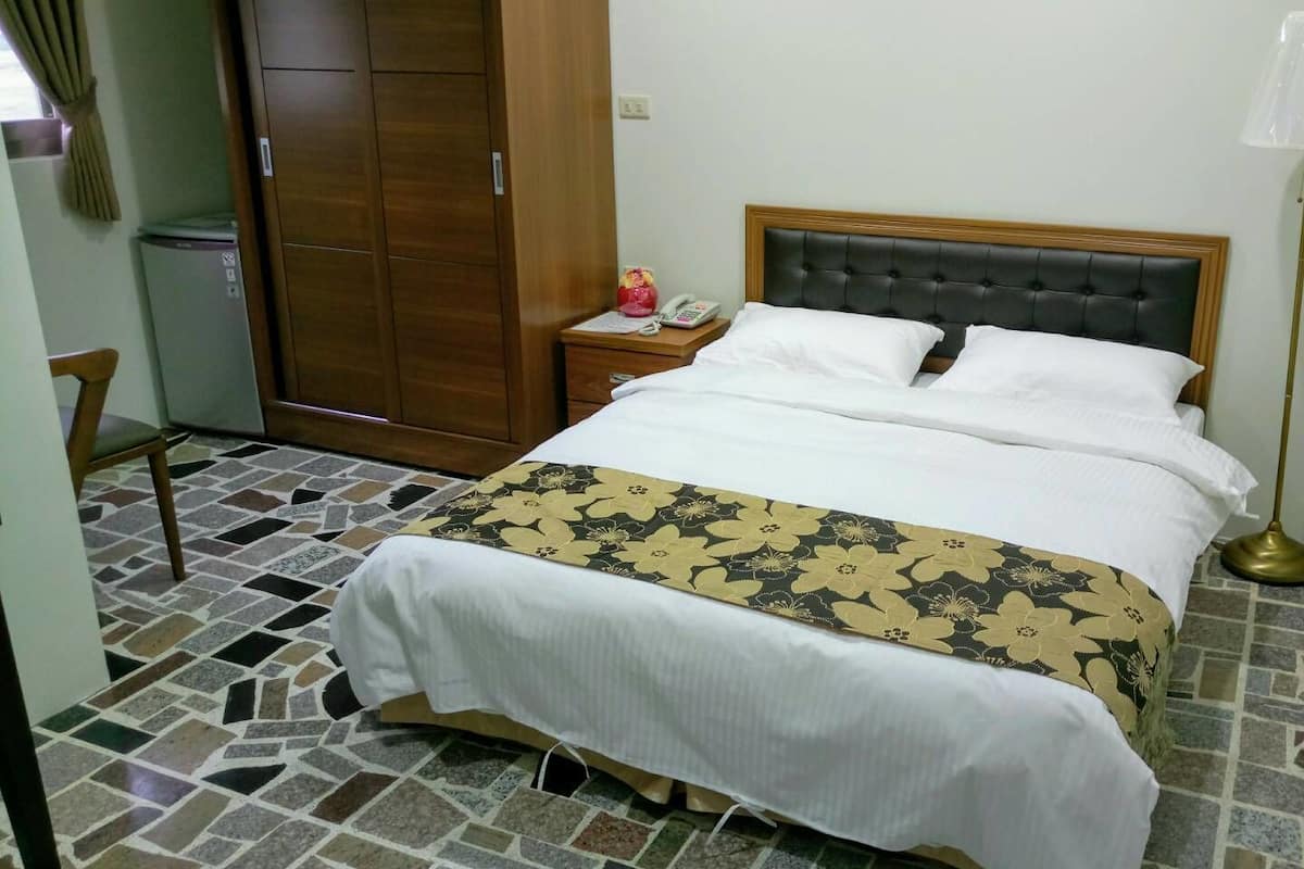 Escritorio, cortinas blackout, wifi gratis y ropa de cama